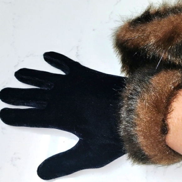 Women's black faux fur and faux velvet gloves - Picture 4 of 5